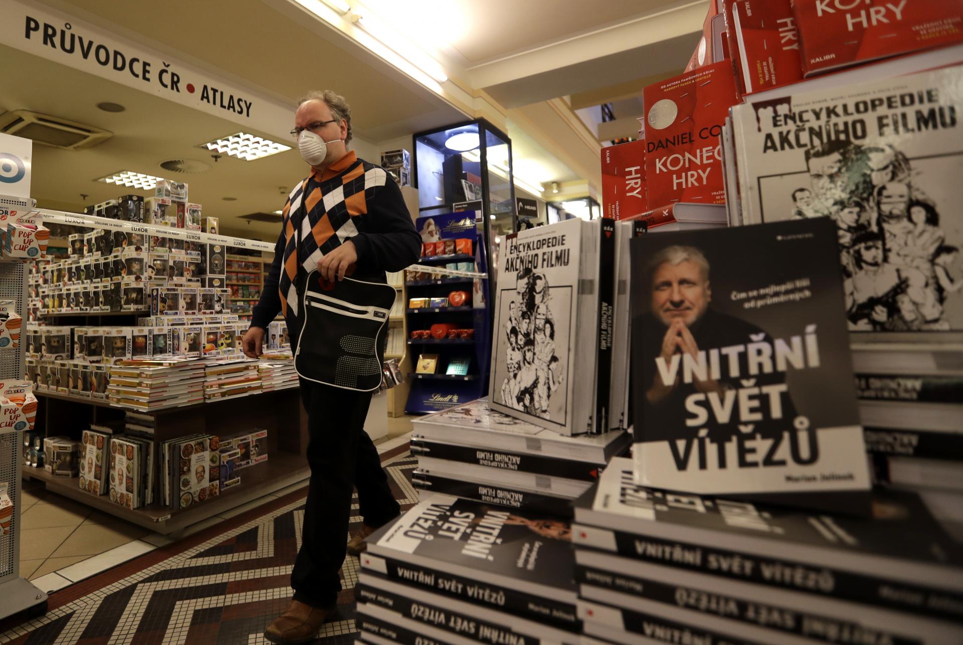 27. apríl 2020 Praha, Česká republika: Muž kráča veľkým kníhkupectvom v Prahe po tom, čo česká vláda po vyše mesiaci otvorila ďalšie obchody v krajine.