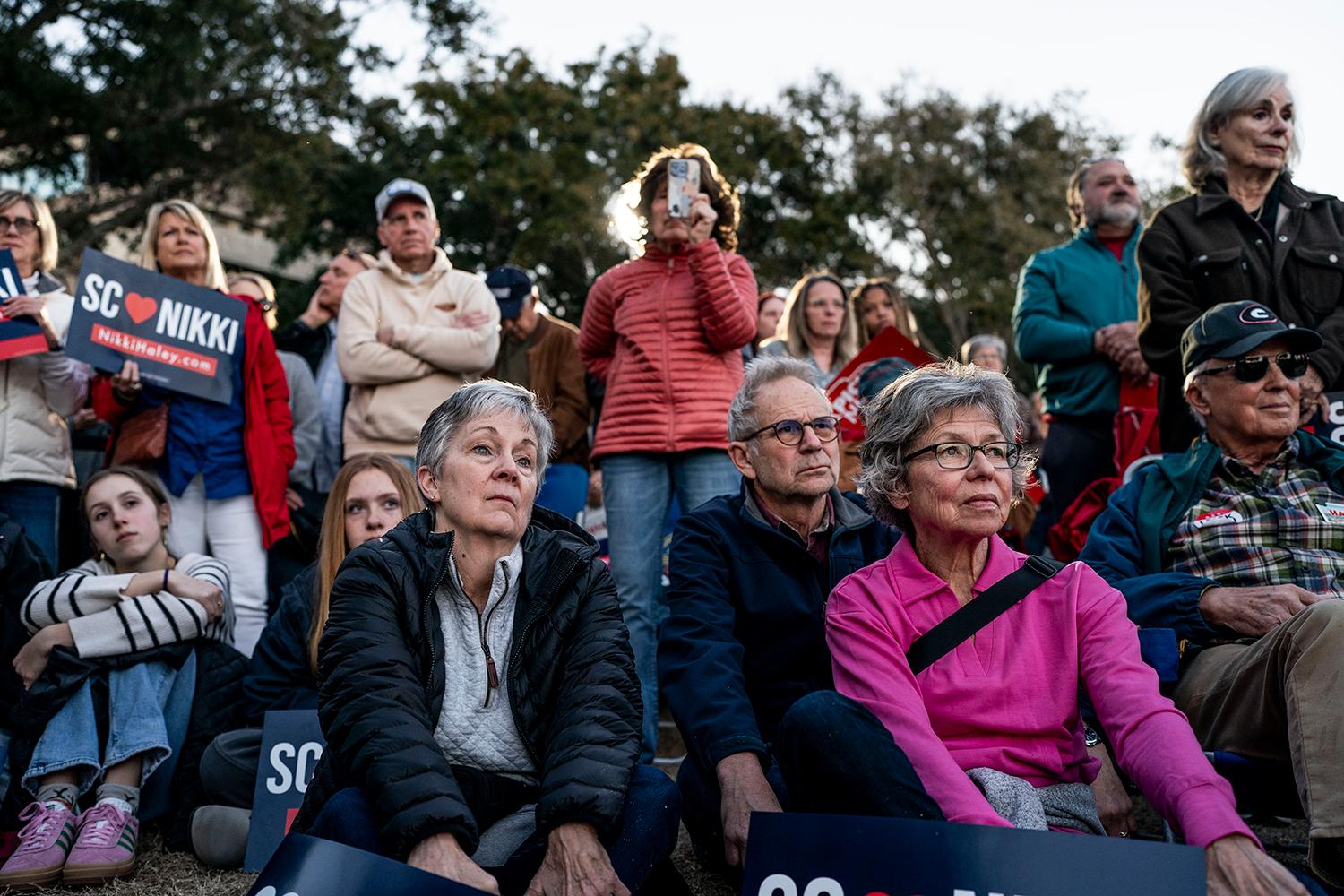21. február 2024 Beaufort, Južná Karolína, USA: Priaznivci počúvajú Nikki Haley na mítingu v parku na nábreží.