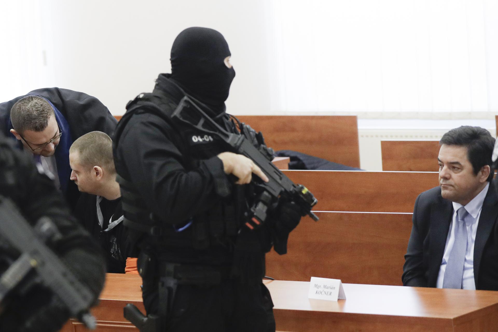 Marian Kočner sedí pri Miroslavovi Marčekovi.