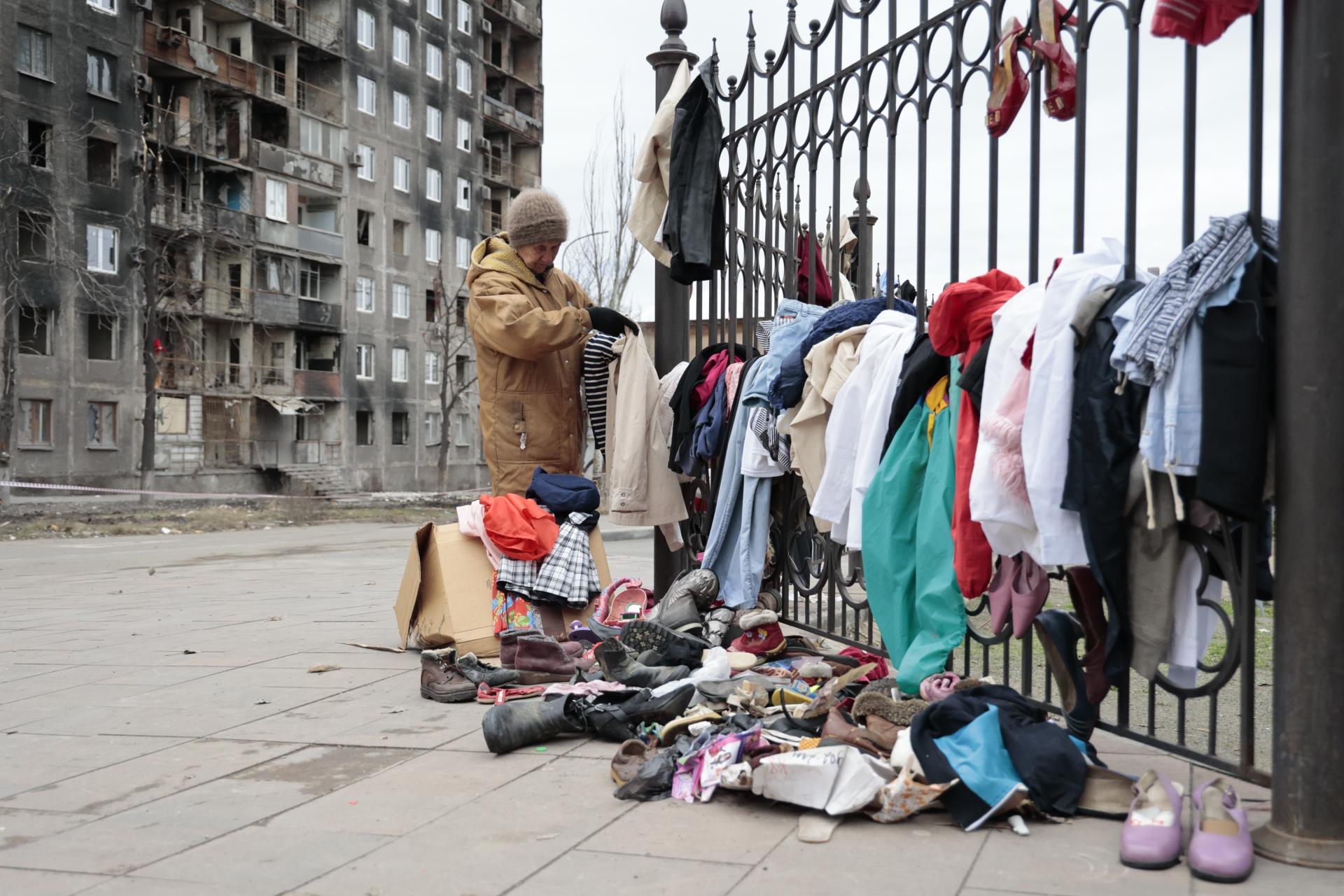 Žena predávajúca oblečenie priamo na ulici v okupovanom meste Mariupoľ, 5.1.2023.