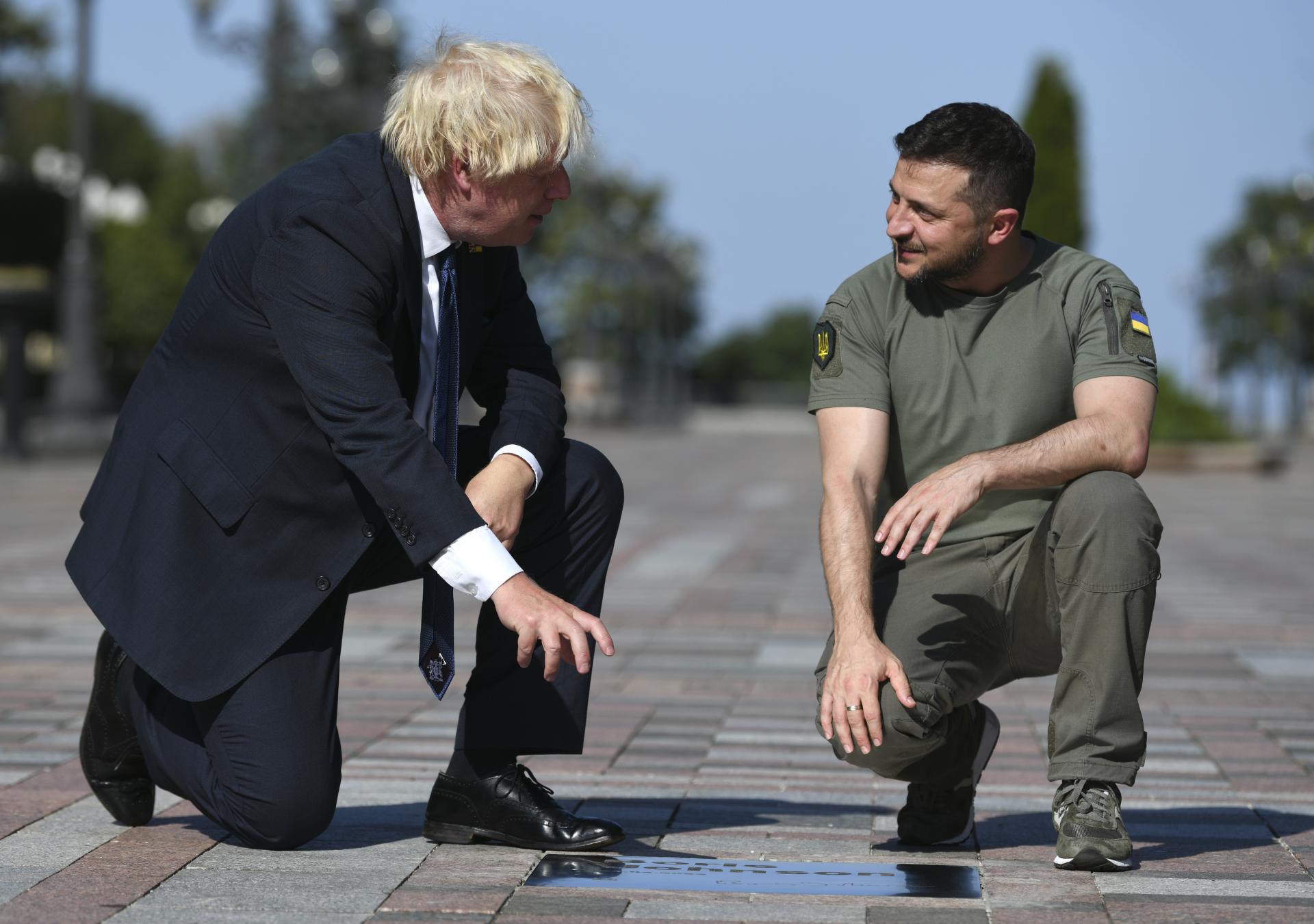 Anglický premiér Boris Johnson a ukrajinský prezident Volodymyr Zelenskyj na Chodníku odvahy v Kyjeve, 24.8.2022