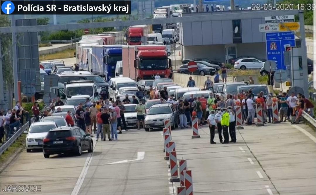 Situácia na blokovanej diaľnici D4. Polícia prosí cestujúcich, aby použili hraničný priechod Petržalka-Berg alebo malý hraničný priechod Jarovce-Kittsee.