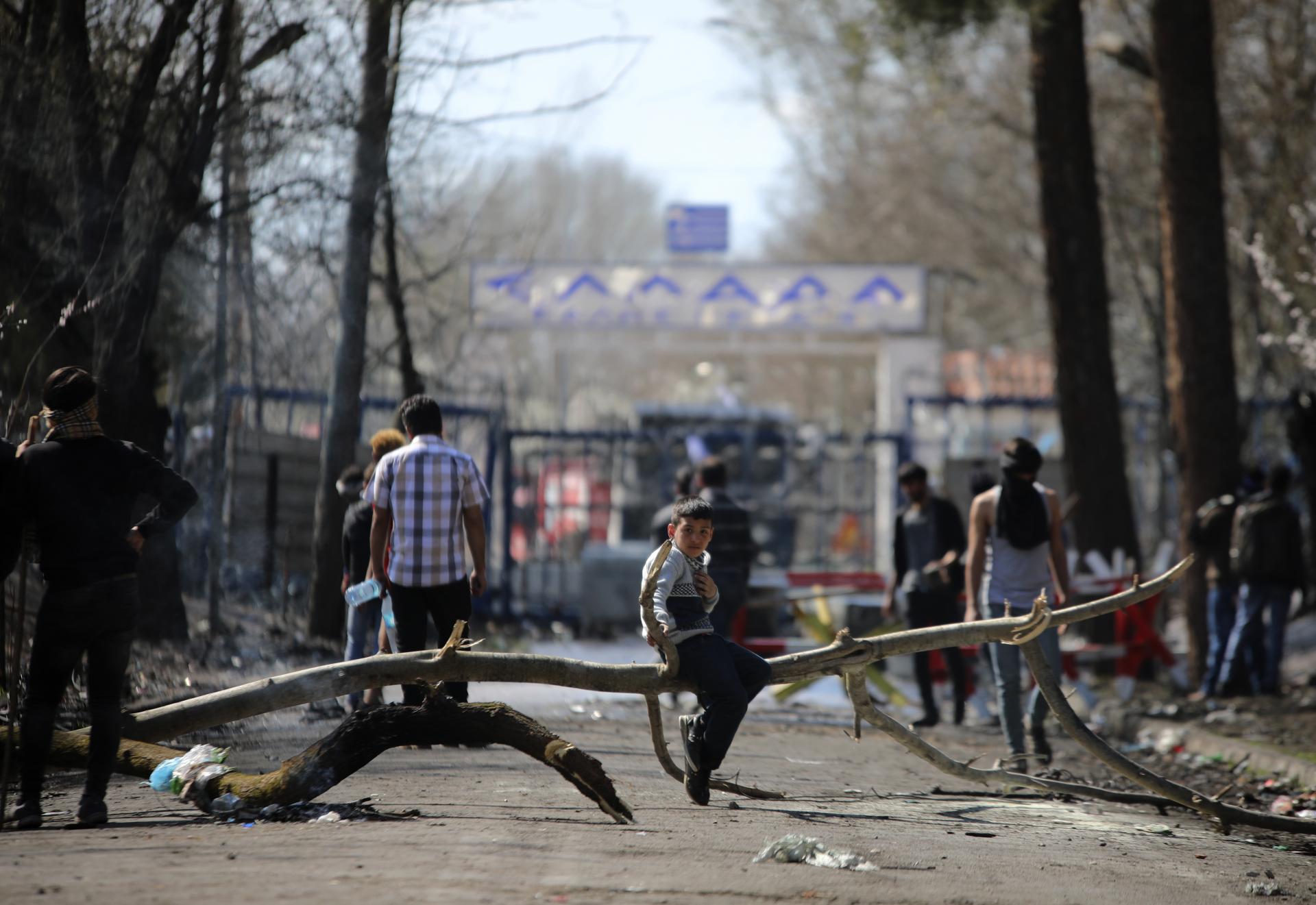 11. marec 2020 Edirne, Turecko: Migranti, ktorých Erdoganove výzvy priviedli k vonkajším hraniciam EÚ, sa zhromaždili v Pazarkule na turecko-gréckych hraniciach.