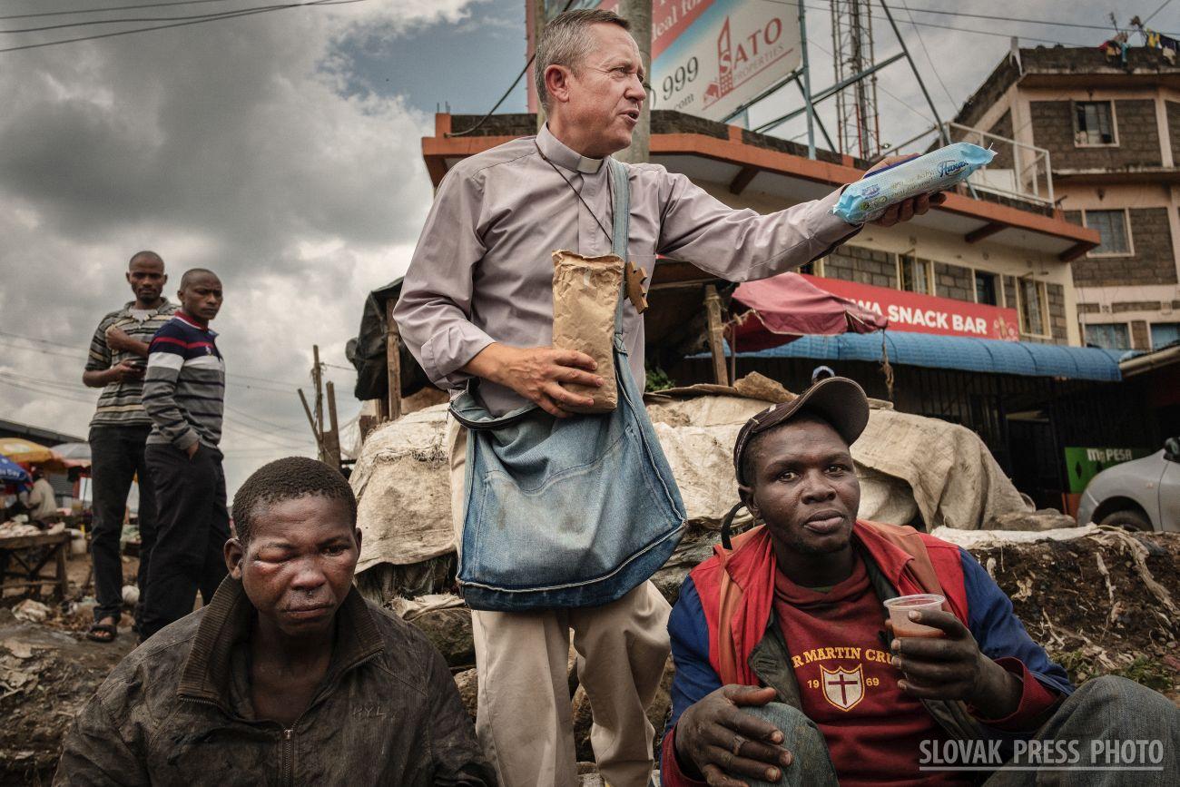 Reportáž Slováci medzi slumami (séria).