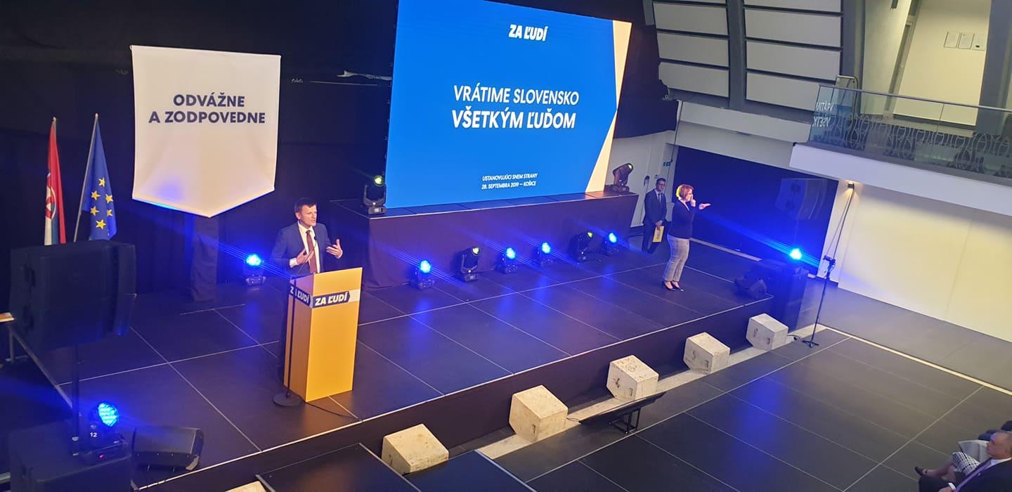 Predseda KDH Alojz Hlina počas svojho príhovoru na ustanovujúcom sneme strany Za ľudí v Košiciach.