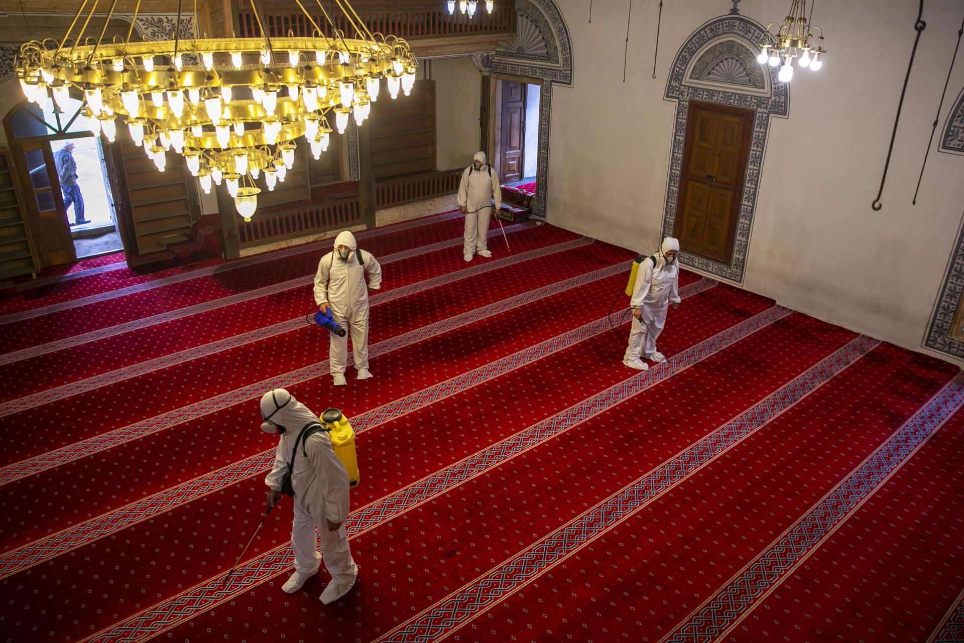 28. máj 2020 Priština, Kosovo: Dezinfekčný tím pripravuje mešitu v hlavnom meste Kosova na štvrtkové znovuotvorenie. Mešity boli v krajine zatvorené viac ako dva mesiace, otvárajú sa v predvečer piatku, moslimského posvätného dňa.