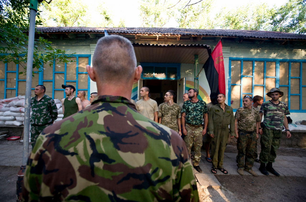 20. jún 2015, neznáme miesto pri Mariupole, Ukrajina: Večerný nástup dobrovoľníkov z práporu Pravý sektor v bývalom pionierskom tábore.