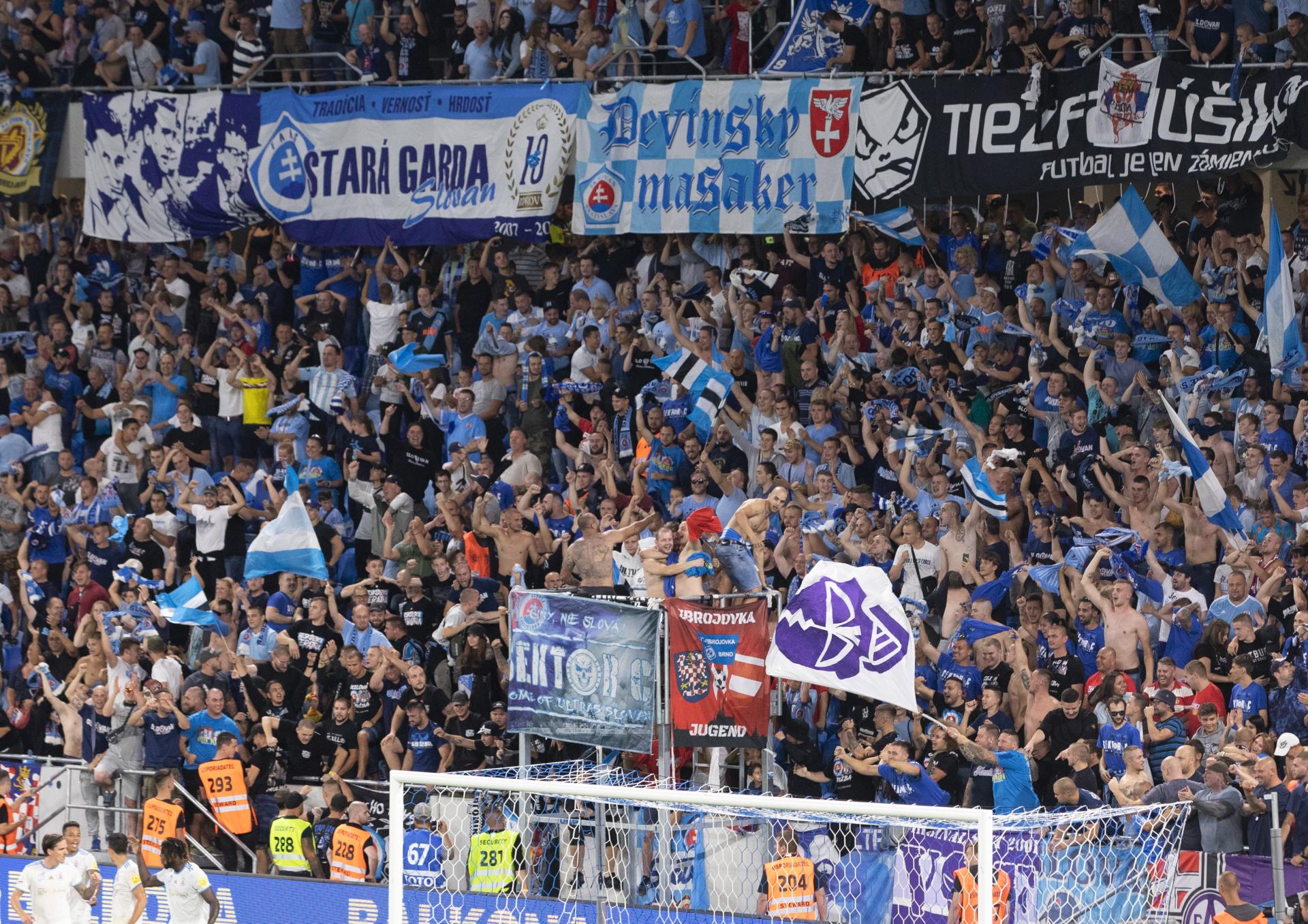 22. august 2019 Bratislava, Slovensko: Radosť fanúšikov ŠK Slovan Bratislava po strelenom góle v nadstavenom čase prvého futbalového zápasu play-off Európskej ligy UEFA 2019/2020 medzi slovenským ŠK Slovan Bratislava a gréckym PAOK Solún.