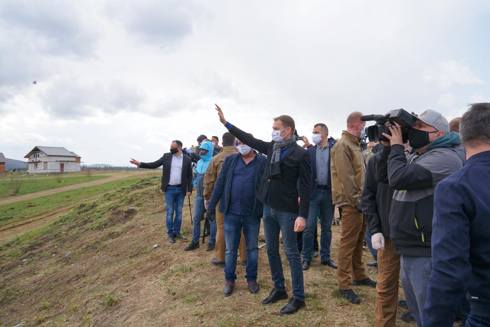 25. apríl 2020 Bystrany: Premiér Igor Matovič počas návštevy osady v Bystranoch. Bola to prvá osada, v ktorej zrušili karanétnu po uplynutí 16 dní.