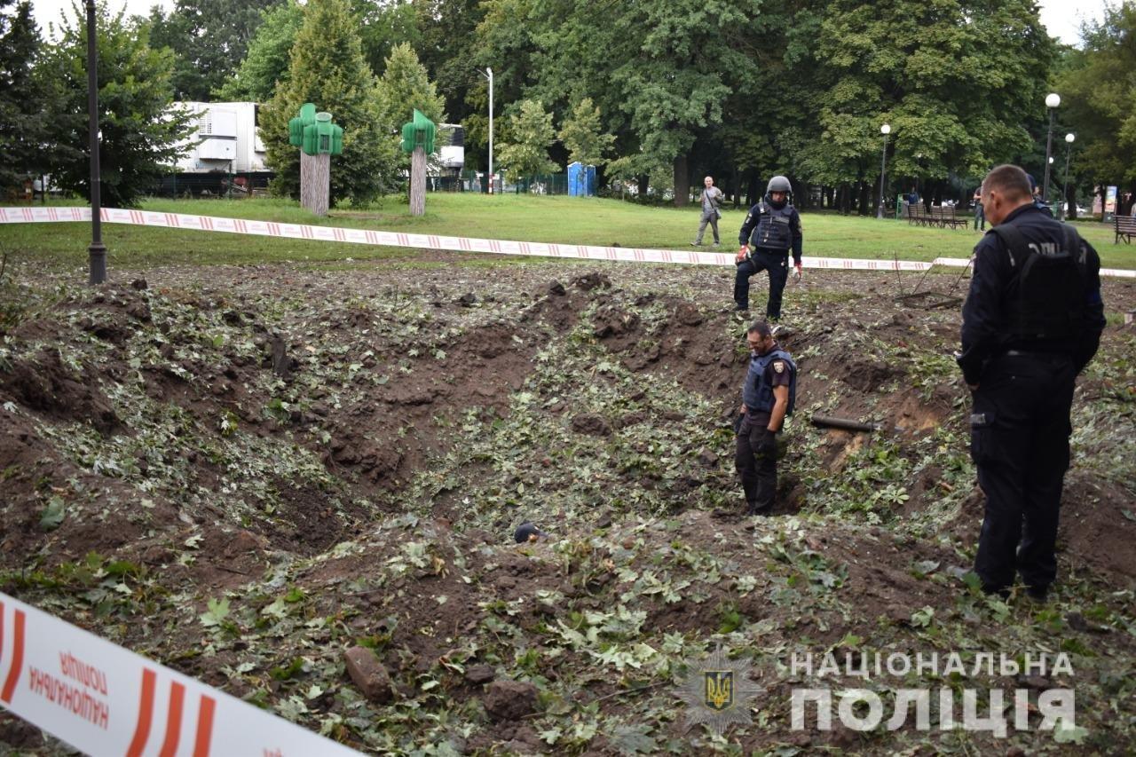 Kráter po zhodených ruských bombách v Charkove