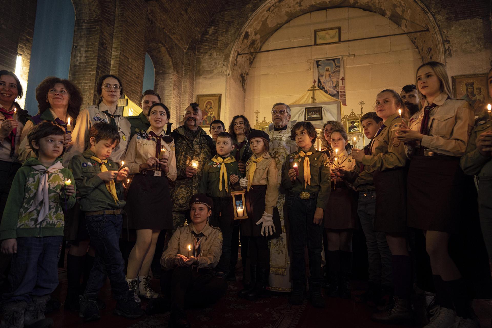 Skauti s Betlehemským svetlom počas vianočnej omše v meste Charkov, 25.12.2022.