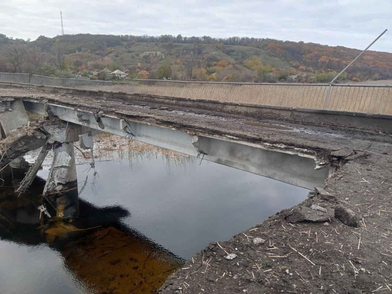 Krasnorichenske, most vyhodený do vzduchu po ústupe okupantov (1).