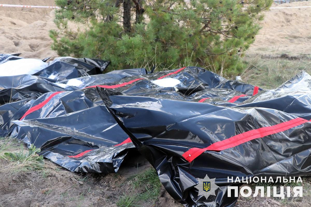 Lyman, Donecký región. Práce na masovom pohrebisku