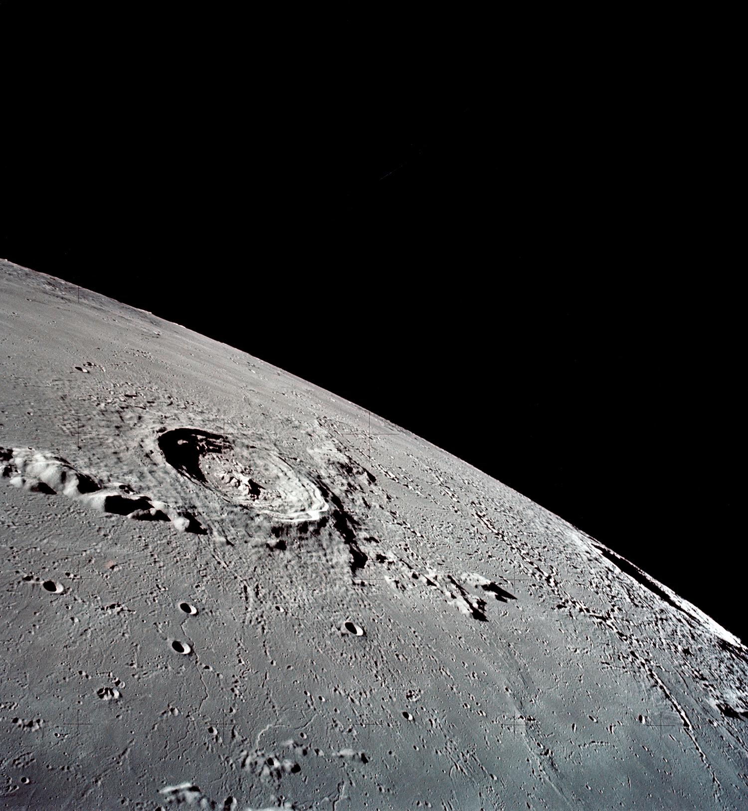 Mesačný kráter Eratosthenes s priemerom 59 km a hĺbkou 3 600 m odfotený posádkou Apolla 17. Vznikol pravdepodobne pred 3,2 miliardami rokov a je po ňom nazvané jedno z geologických období Mesiaca.