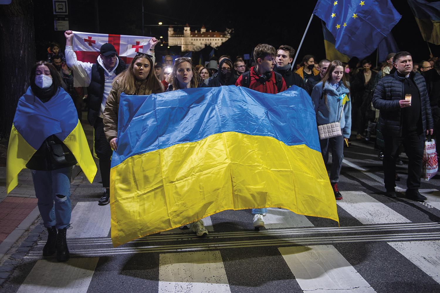 24. február 2022 Bratislava: Sviečkový pochod za mier na Ukrajine. Slovenská verejnosť sa s dôrazom postavila na stranu Ukrajincov a proti ruským agresorom, hoci ešte pred pár týždňami tomu prieskumy nenasvedčovali.