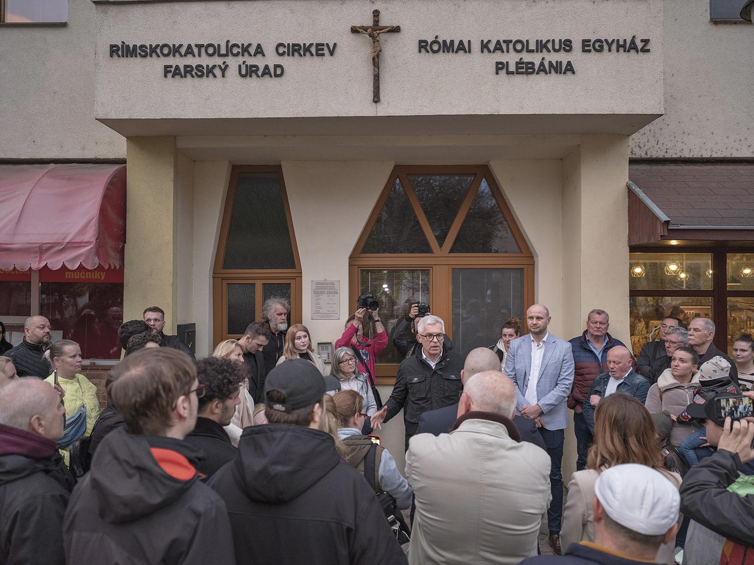 Ivan Korčok s priaznivcami na predvolebnom mítingu v Dunajskej Strede 28. marca 2024.