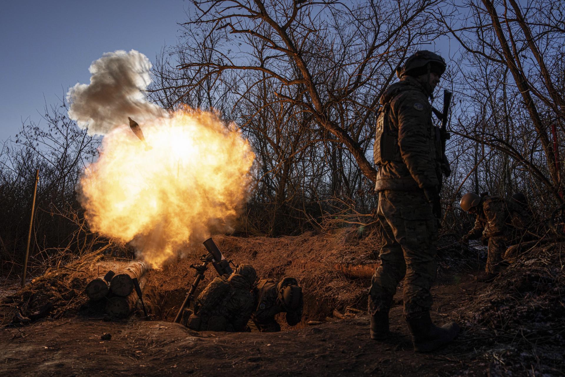 Ukrajinské vojská pália zo 120mm mínometu na nepriateľské pozície pri meste Bachmut, 11.1.2023.