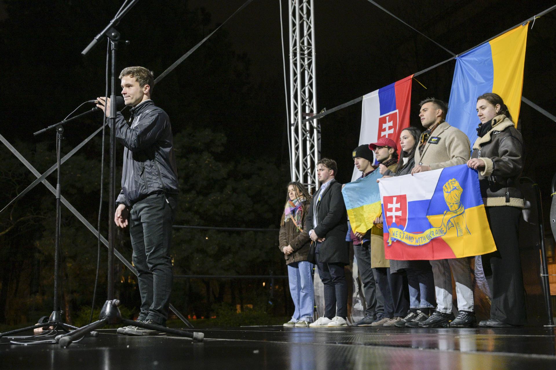 Študent práva Marek Janiga počas protestu na bratislavskom Námestí slobody