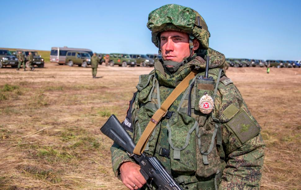 11. septembra 2018: Ruský vojak stráži oblasť počas vojenských cvičení v regióne Chita vo východnej Sibíri.