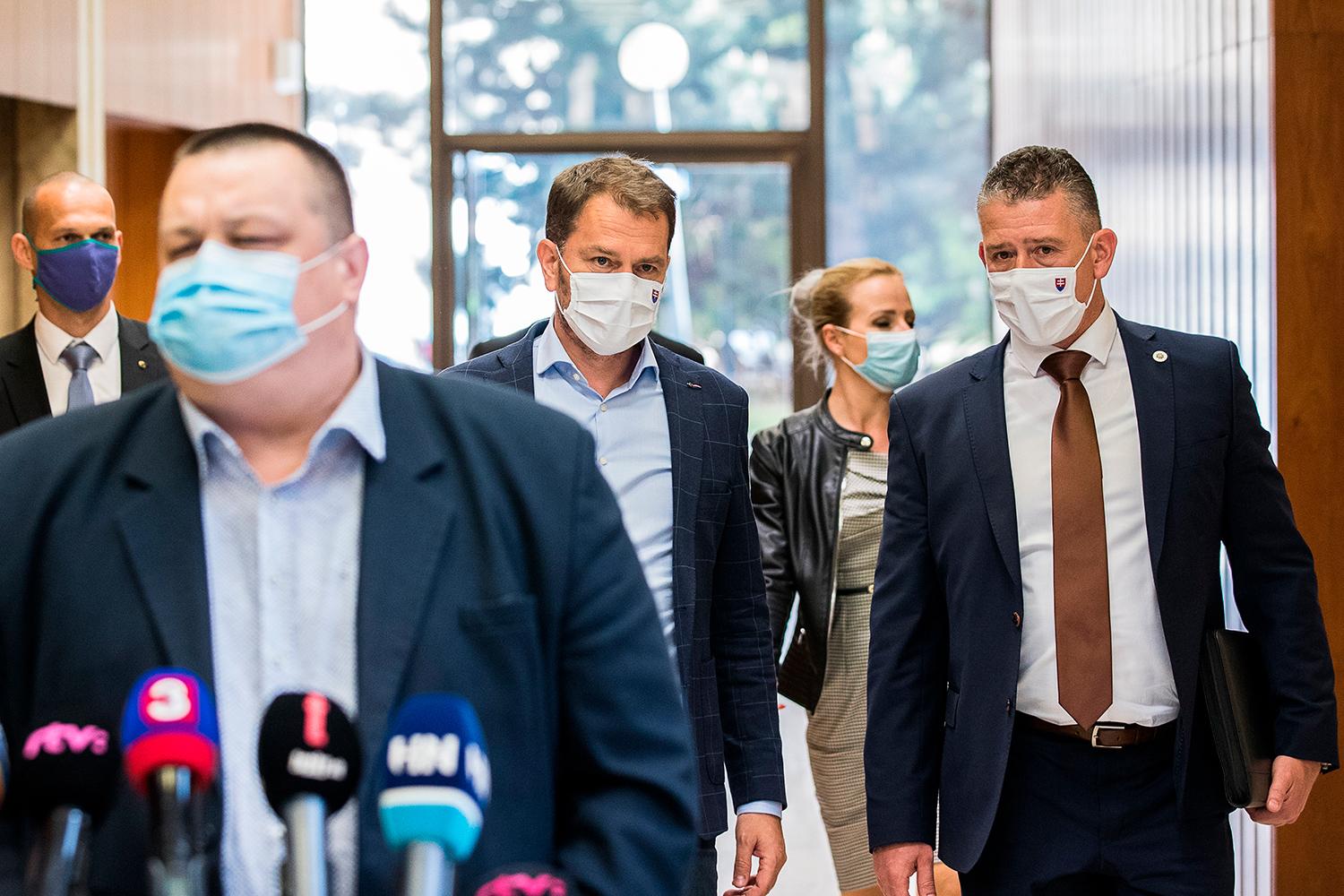 11. máj 2020 Bratislava: Predseda vlády Igor Matovič, minister vnútra Roman Mikulec a hlavný hygienik Ján Mikas prichádzajú na rokovanie Ústredného krízového štábu.