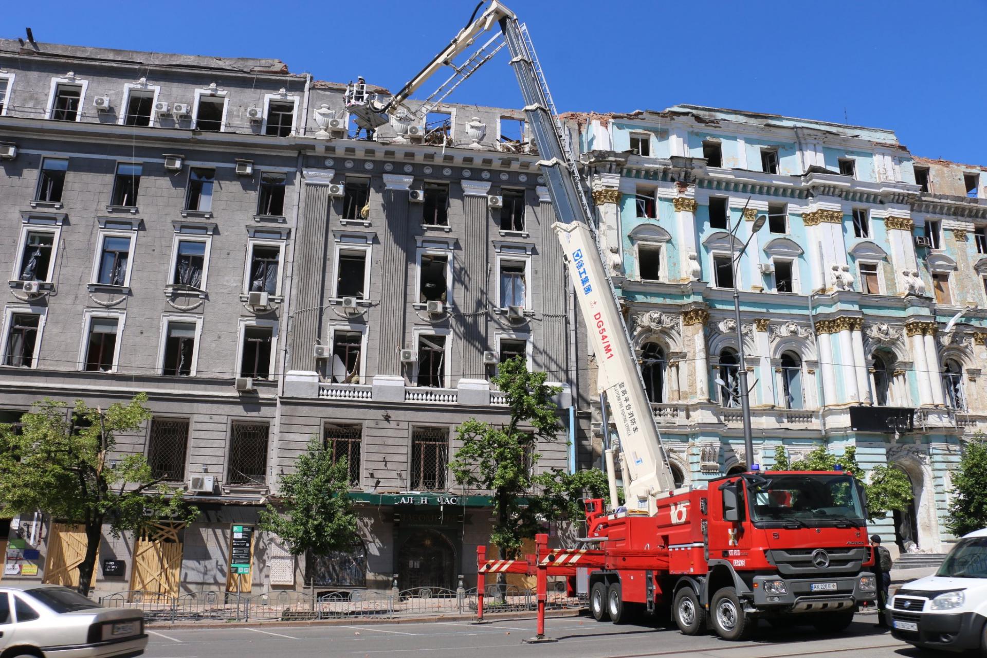 Charkov, odstraňovanie trosiek administratívnej budovy zasiahnutej na začiatku vojny (1).