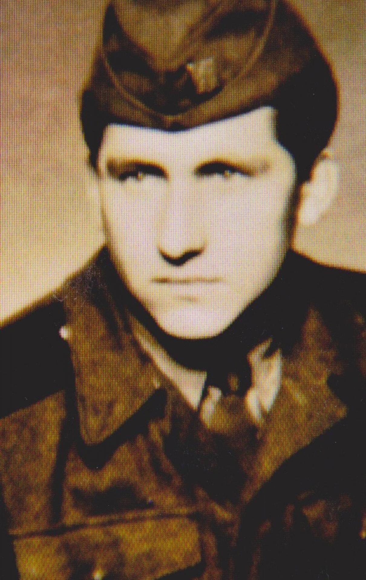 František s čiernymi výložkami.