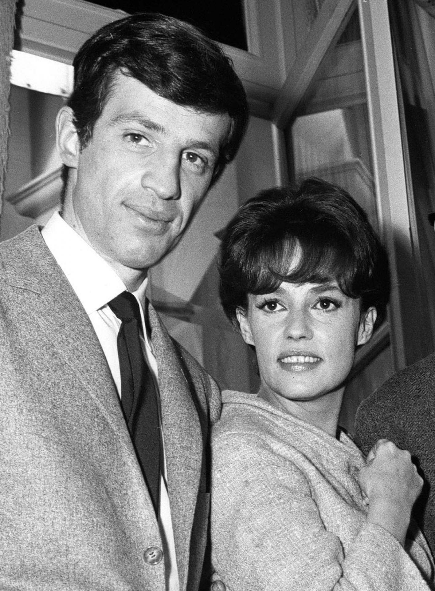 Na nedatovanej snímke sú francúzska herečka Jeanne Moreau a francúzsky herec jean Paul Belmondo.