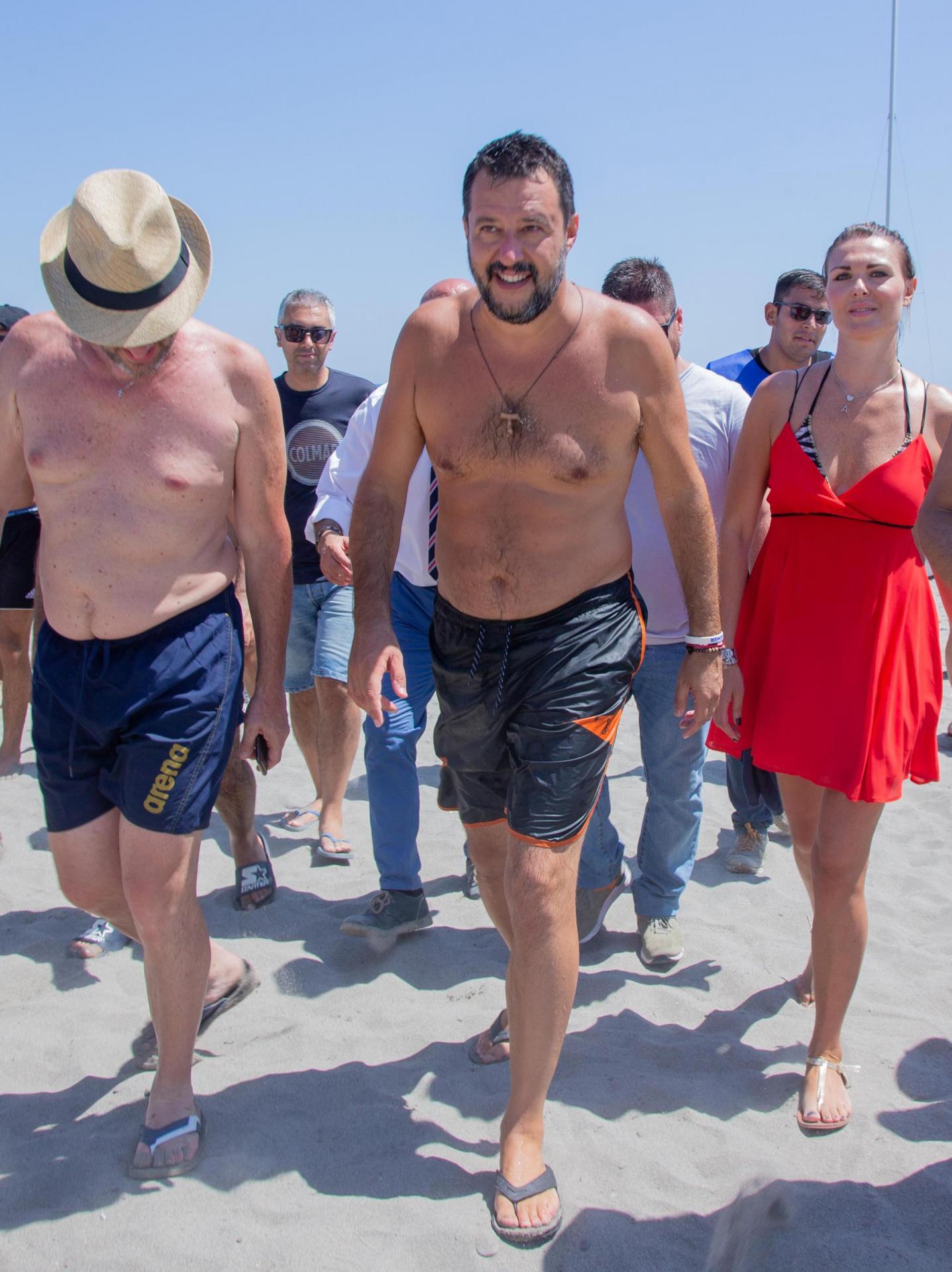 10. august 2019 Policoro, Taliansko: Matteo Salvini (v strede v plavkách) kráča po pláži po prejave na zhromaždení, ktoré bolo súčasťou jeho „letného turné“. 