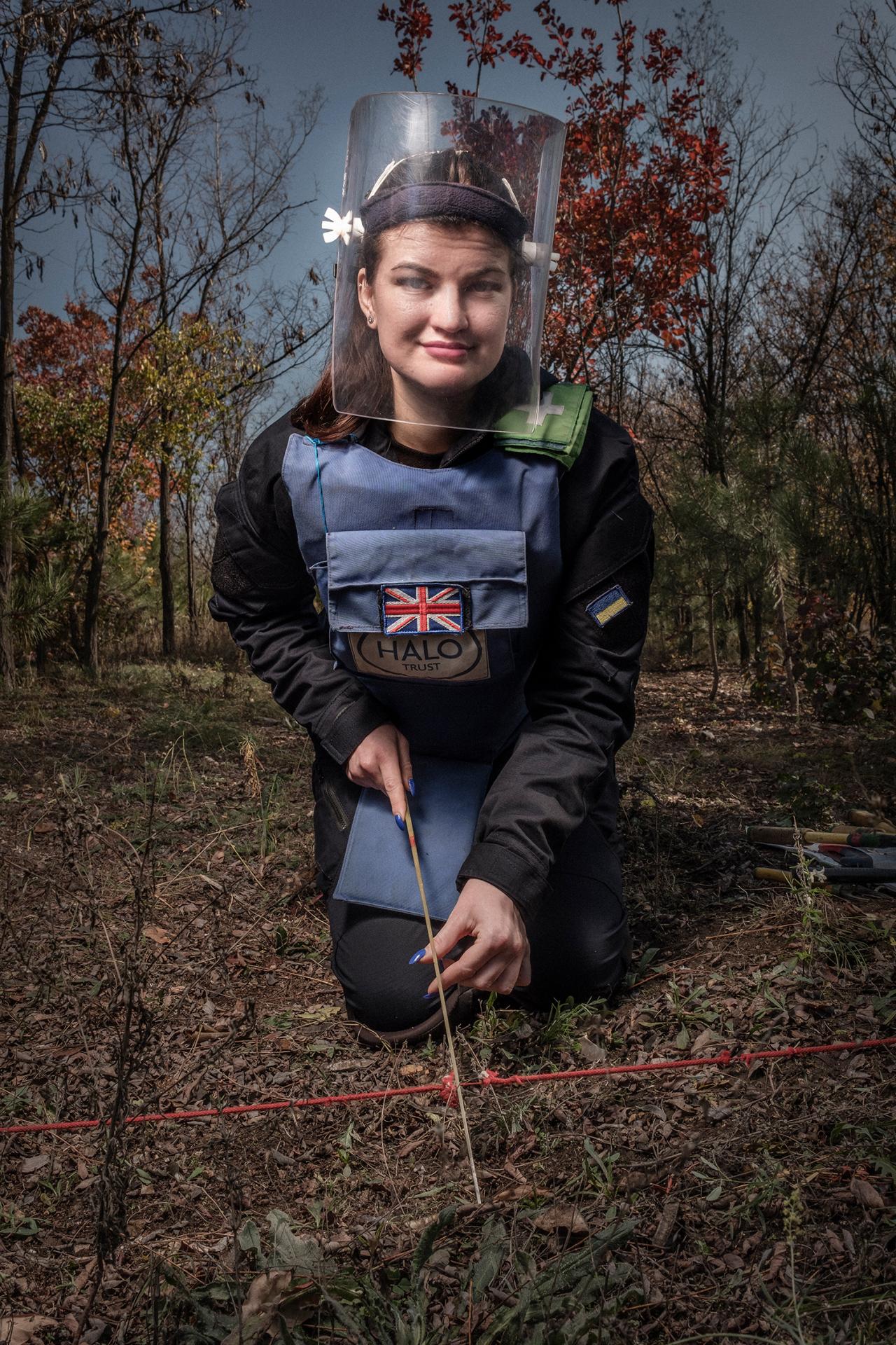 nataša pracuje pre medzinárodnú orrganizáciu na odmínovaní polí v okolí mesta Kramatorsk. Túto nebezpečnú prácu prijala, lebo chce pomôcť svojej krajine.