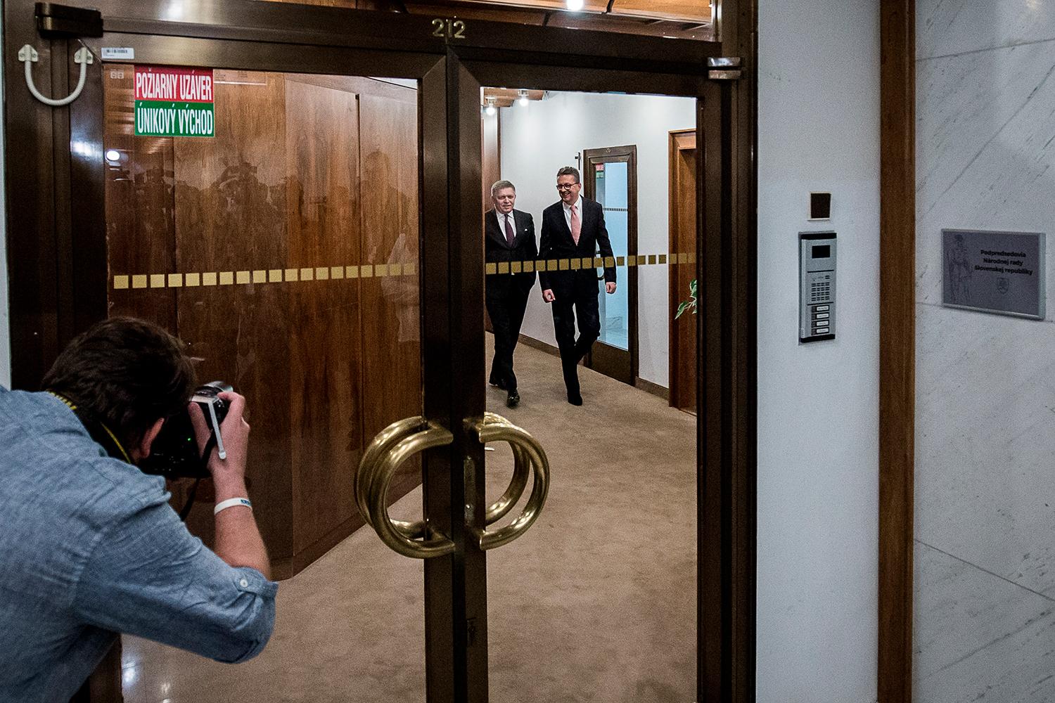 29. október 2019 Bratislava: Robert Fico a podpredseda parlamentu Martin Glváč po tom, ako v Národnej rade neprešiel návrh na odvolanie Glváča z funkcie pre jeho komunikáciu s Mariánom Kočnerom. Aj takto sa na Slovensku naďalej kriví právo.