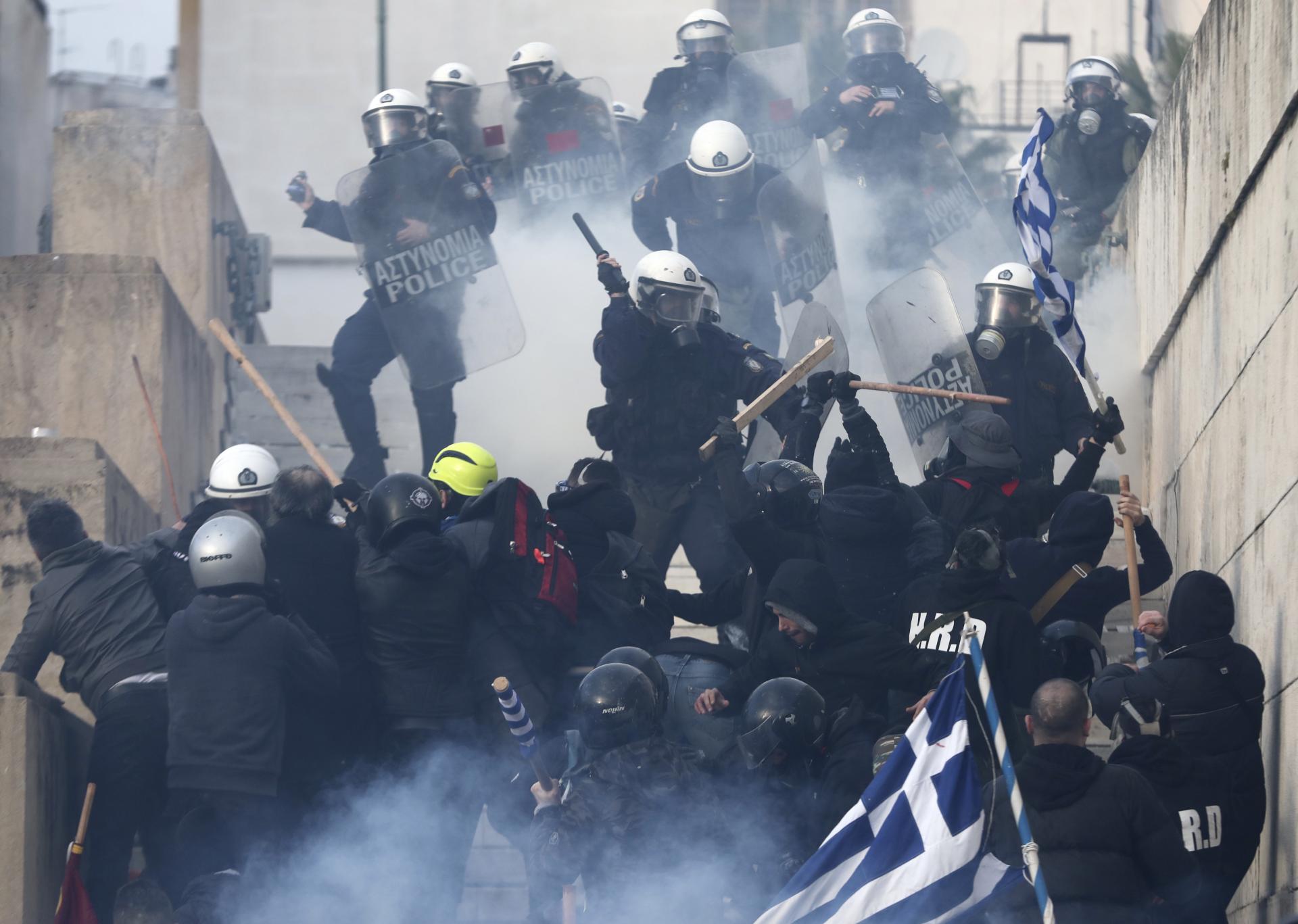 Zrážky medzi demonštrantmi a políciou pred gréckym parlamentom