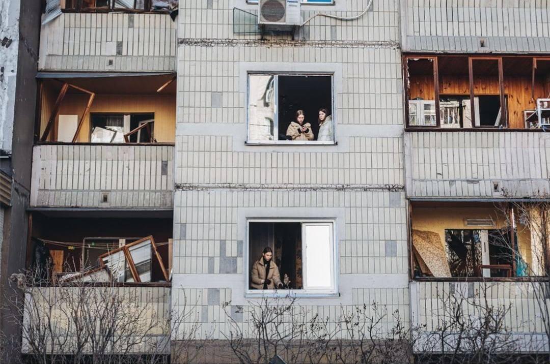 Poškodený obytný dom po ostreľovaní na Ukrajine