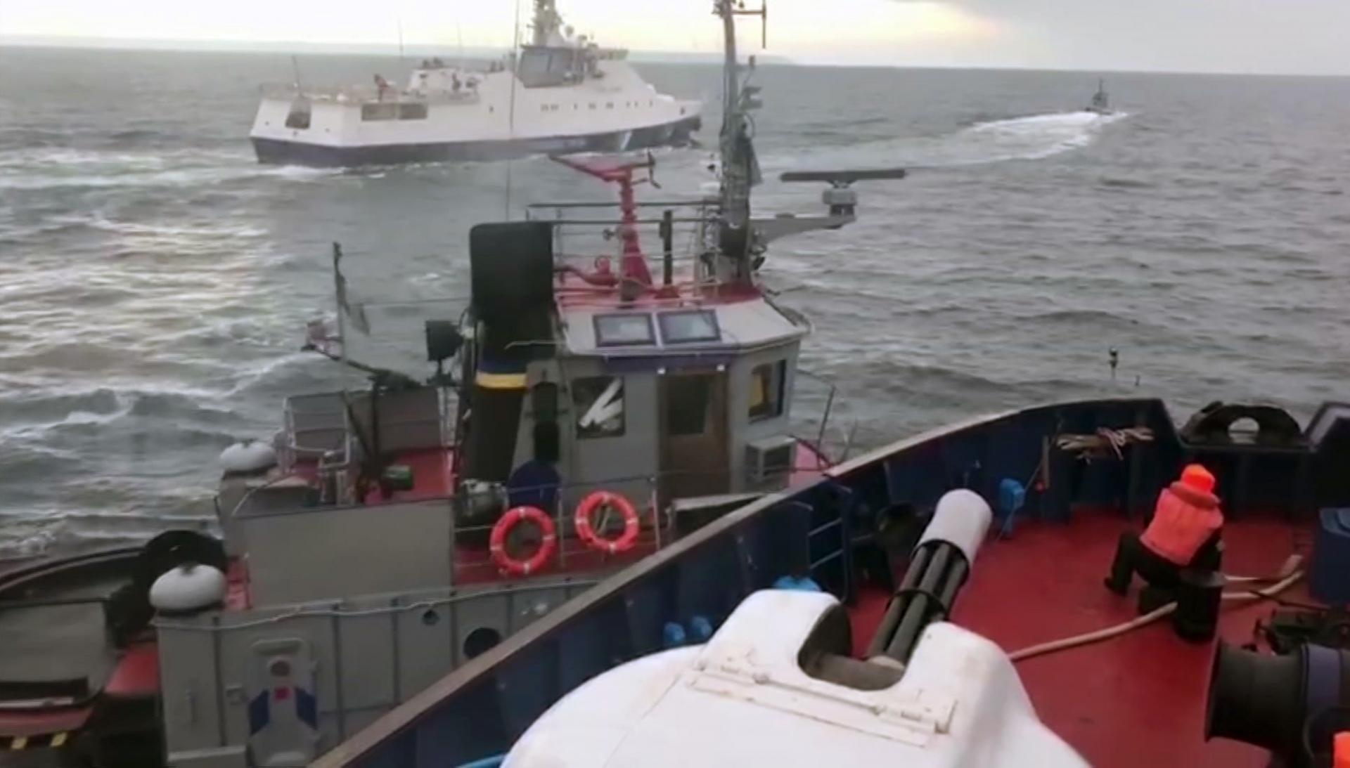 Útok ruskej lode na loď v Kerčskom prielive.