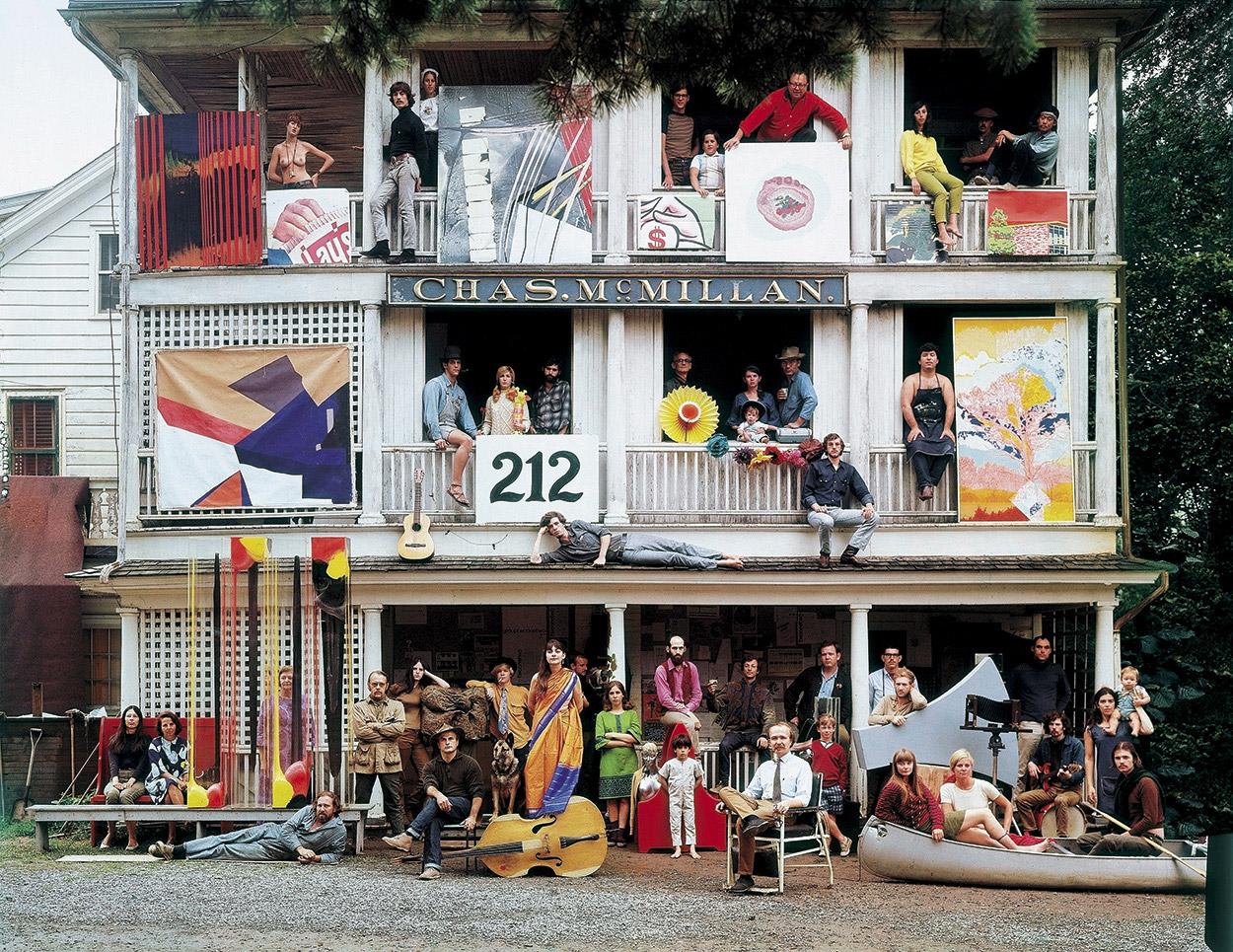 Umelecká komunita Leta lásky neďaleko Woodstocku, pomenovaná podľa čísla cesty vedúcej do tohto amerického mestečka ako Group 212. O dva roky sa na blízkej farme bude konať legendárny hudobný festival.