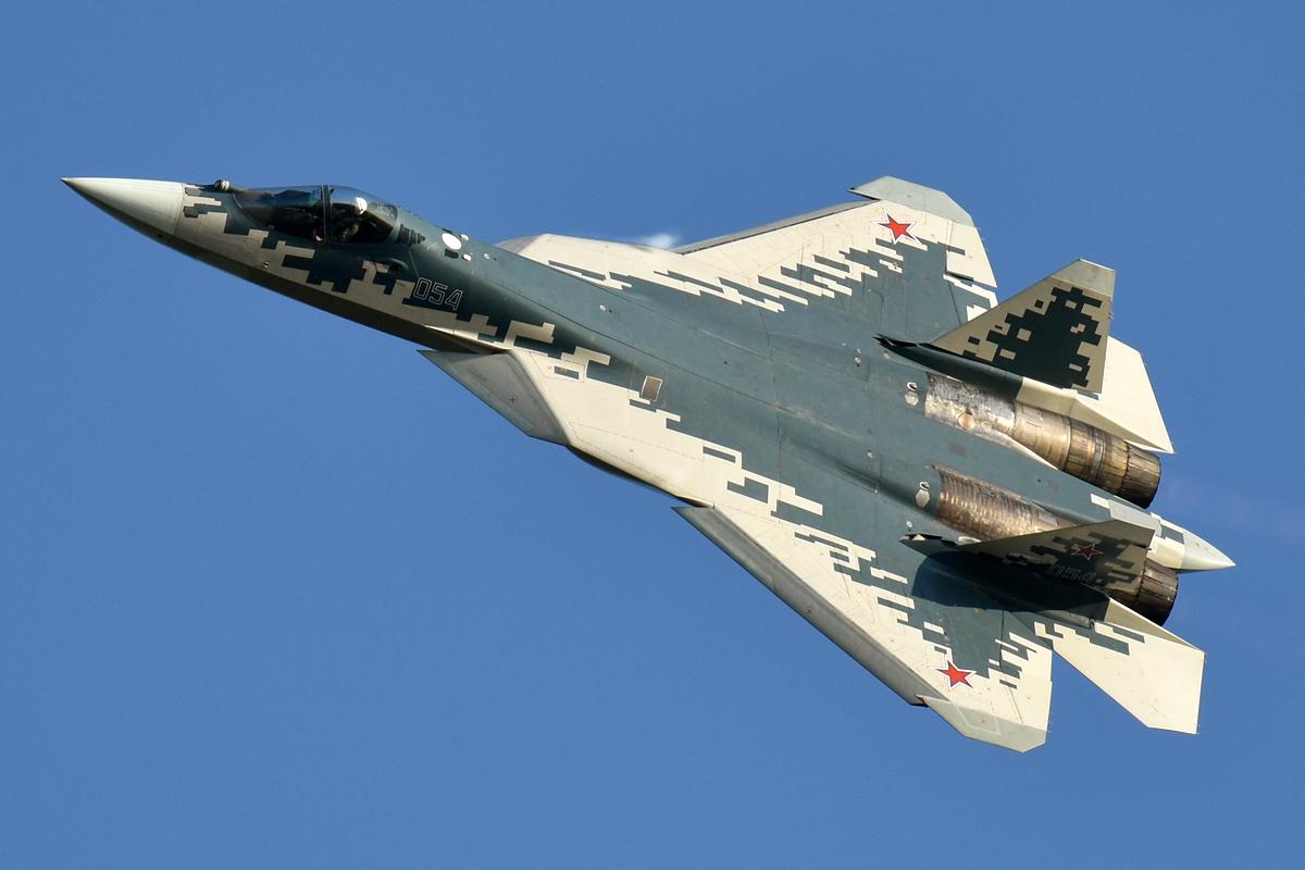 Su-57 počas letovej ukážky na aerosalóne MAKS 2019.