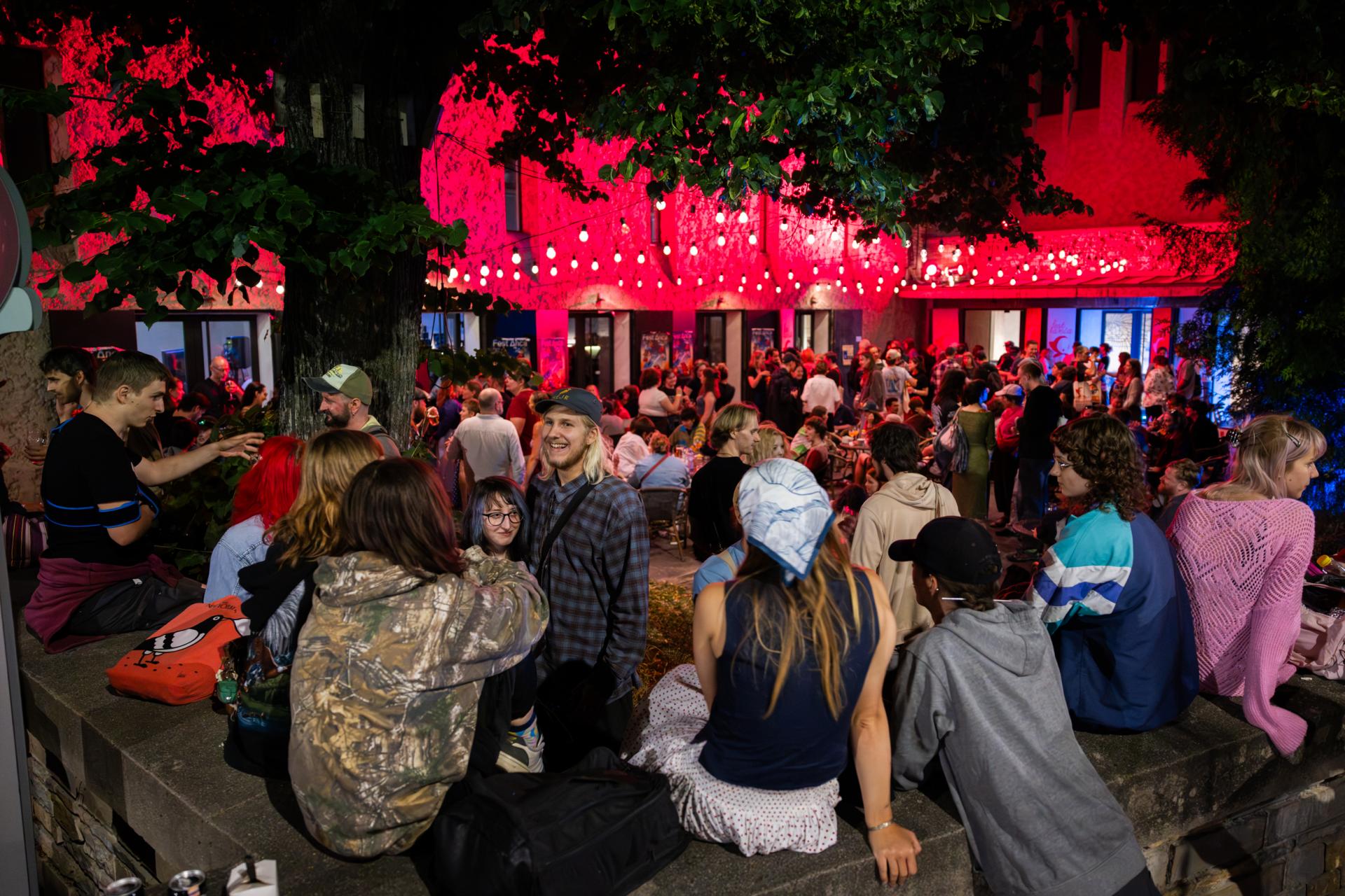 Večerná atmosféra na festivale v Novej synagóge.