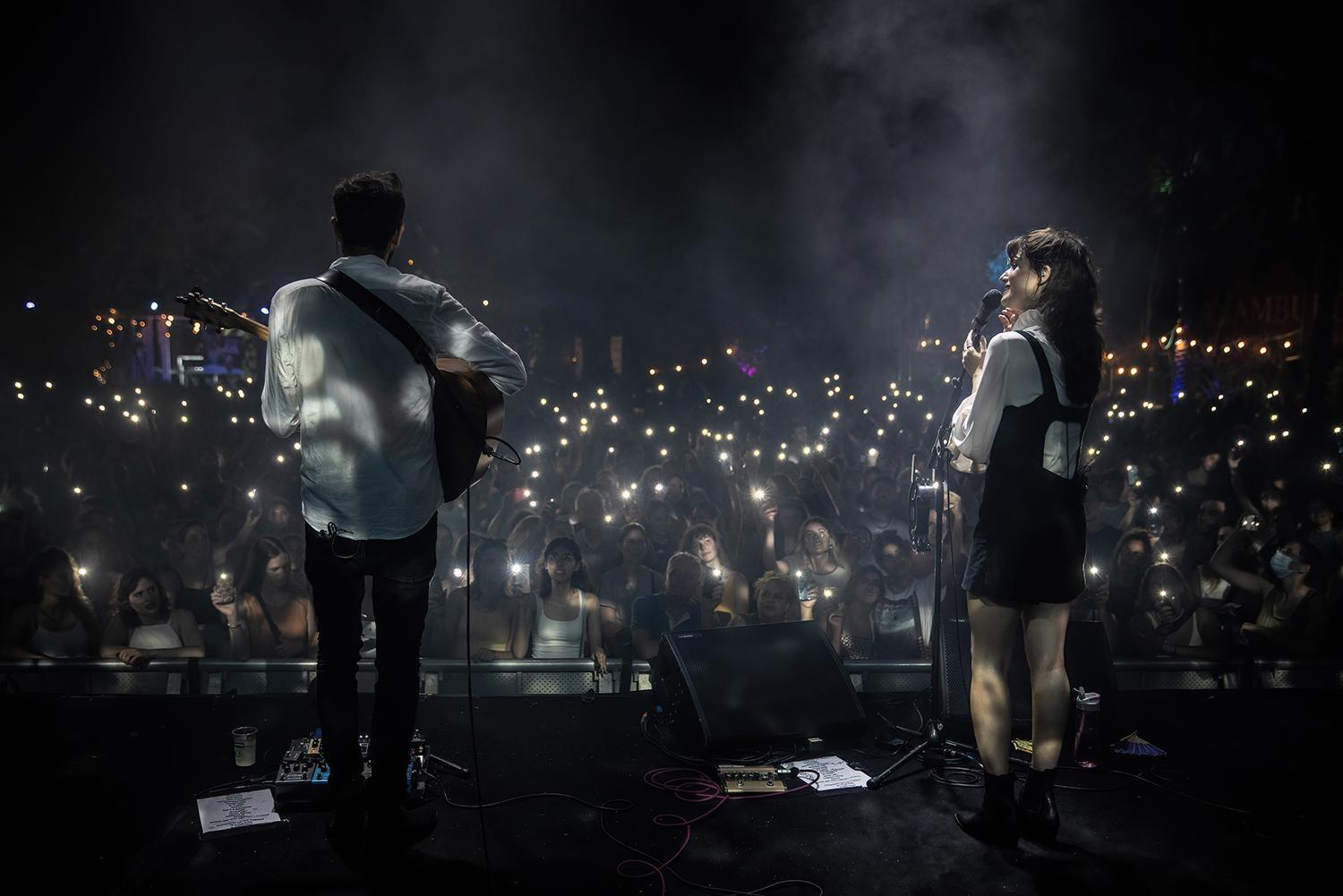 30. jún 2021 Tel Aviv, Hayarkon Park, Izrael: Yael Shoschana Cohen a Gil Landau z kapely Lola Marsh počas vystúpenia v jednom z najkrajších telavivských parkov.