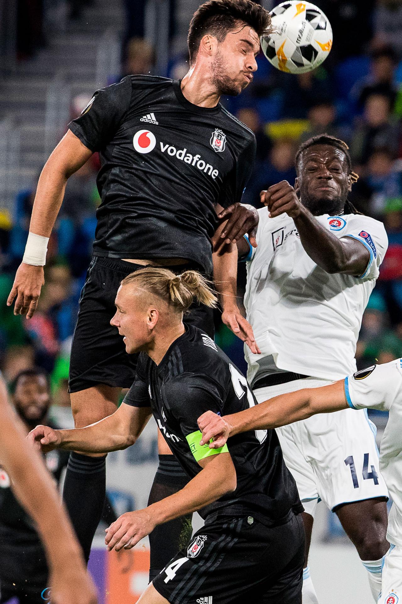 19. september 2019, Bratislava: Hráč Besiktasu Istanbul Umut Nayir zvádza súboj so slovanistom Myentym Abenom v Európskej lige. UEFA potrestala Slovan uzavretím štadióna za rasistické pokriky jeho fanúšikov.