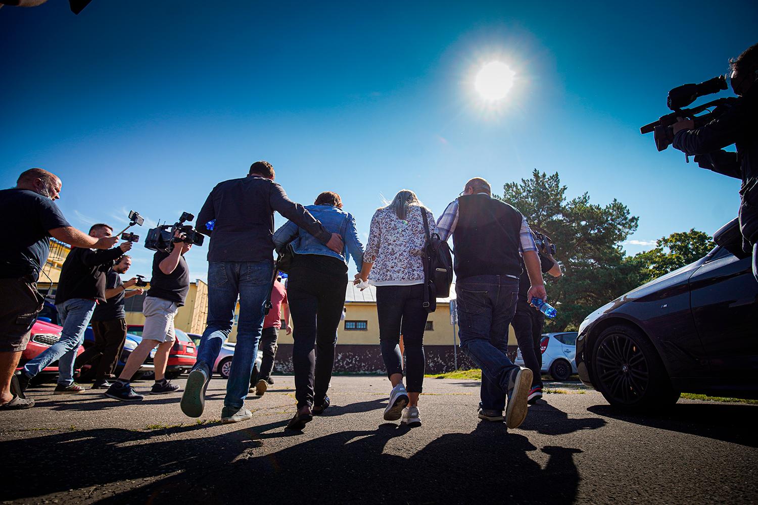 3. september 2020 Pezinok: Rodina Kuciaková odchádza zo Špecializovaného trestného súdu po vynesení oslobodzujúceho rozsudku pre Mariana Kočnera a Alenu Zsuzsovú, obžalovaných z objednania vraždy Jána Kuciaka.