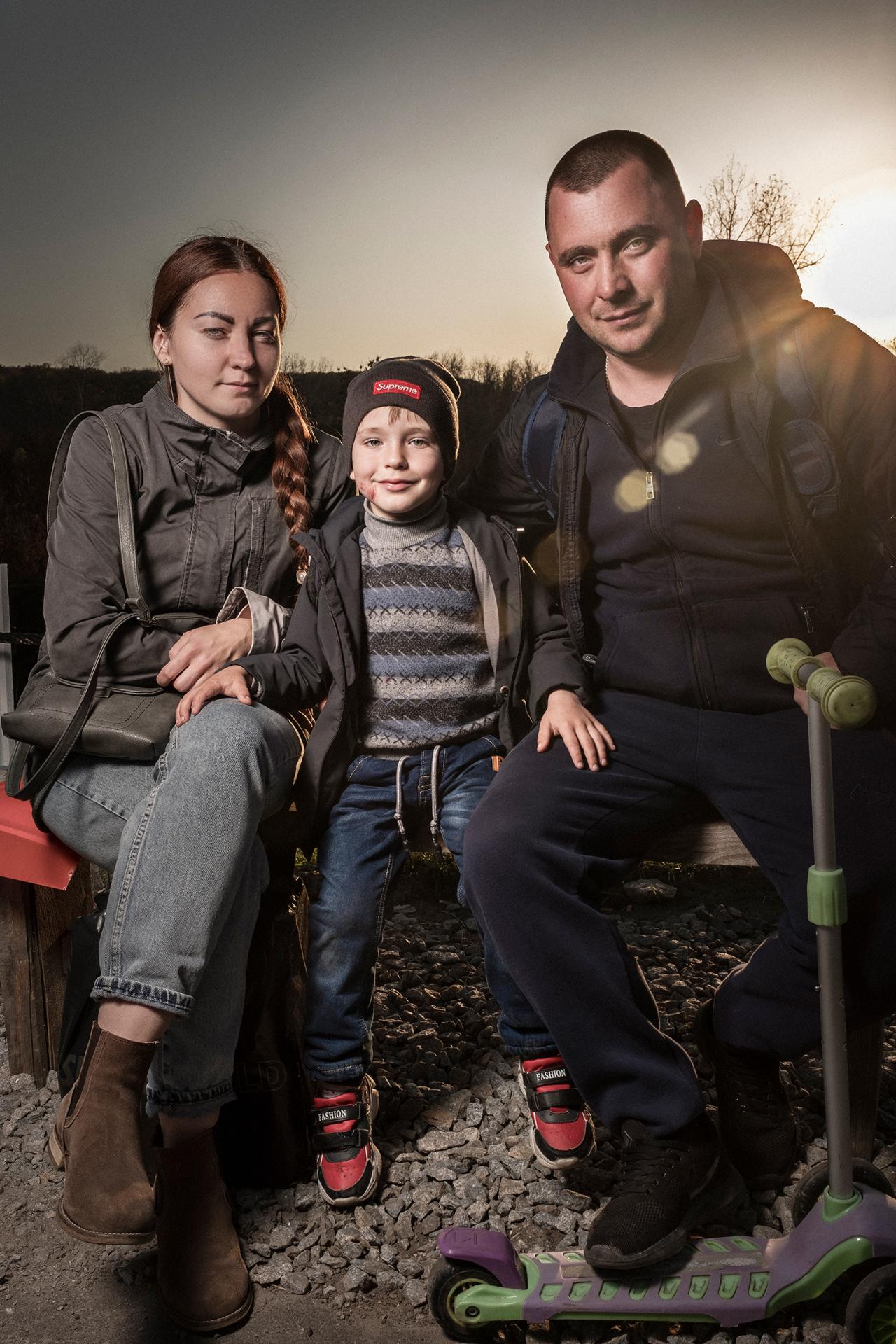 Eugénia a Janislav so synom Viktorom boli na rodinnej návšteve na strane mosta, ktorú kontroluje Ukrajina. Mladá rodina žije v samozvanej Luhanskej ľudovej republike.