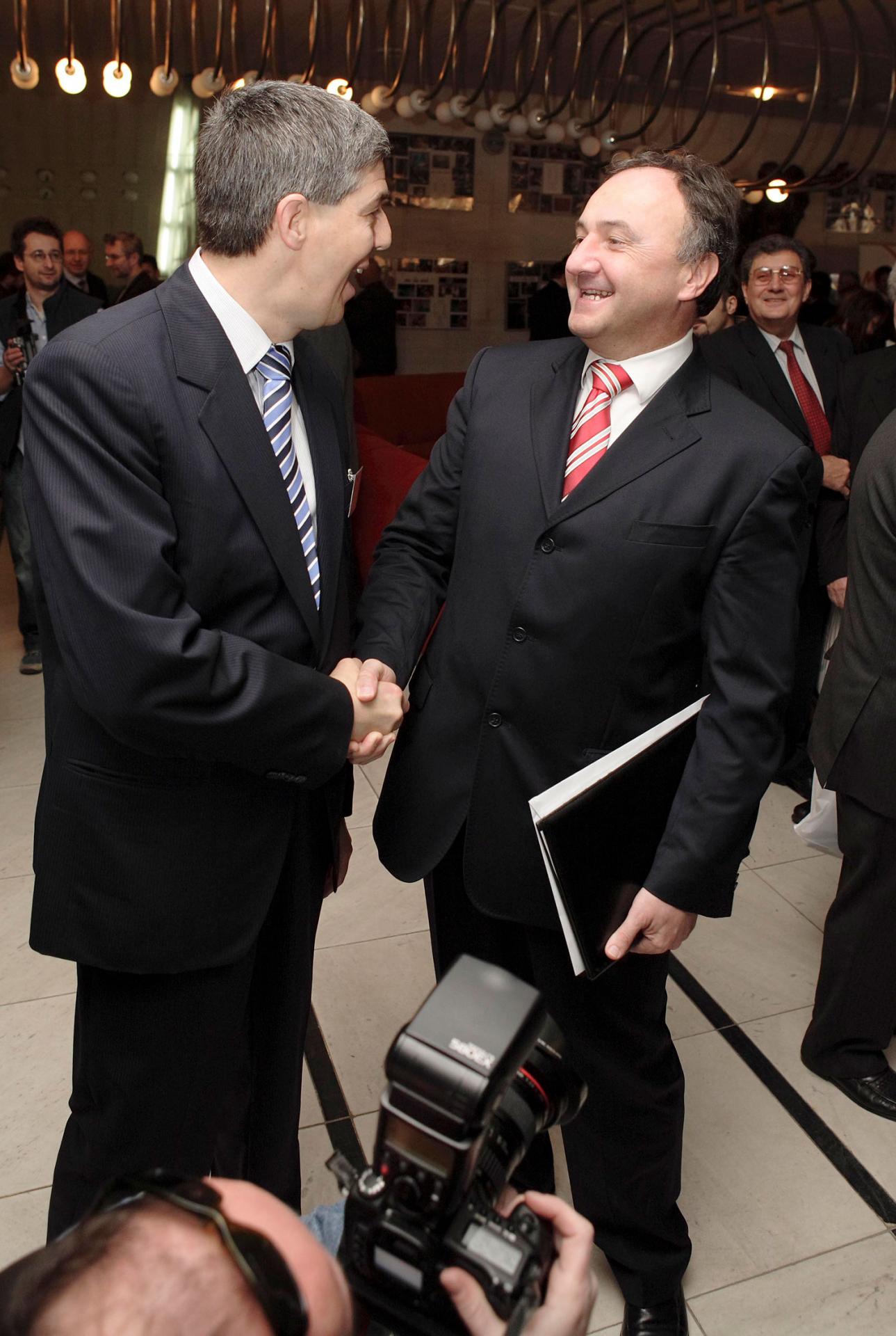 31. marec 2007 Komárno: Béla Bugár a Pál Csáky na kongrese Strany maďarskej koalície. Csáky sa vtedy stal predsedom strany, keď porazil svojho šéfa Bugára o štrnásť hlasov, ten stranu o dva roky opustil.