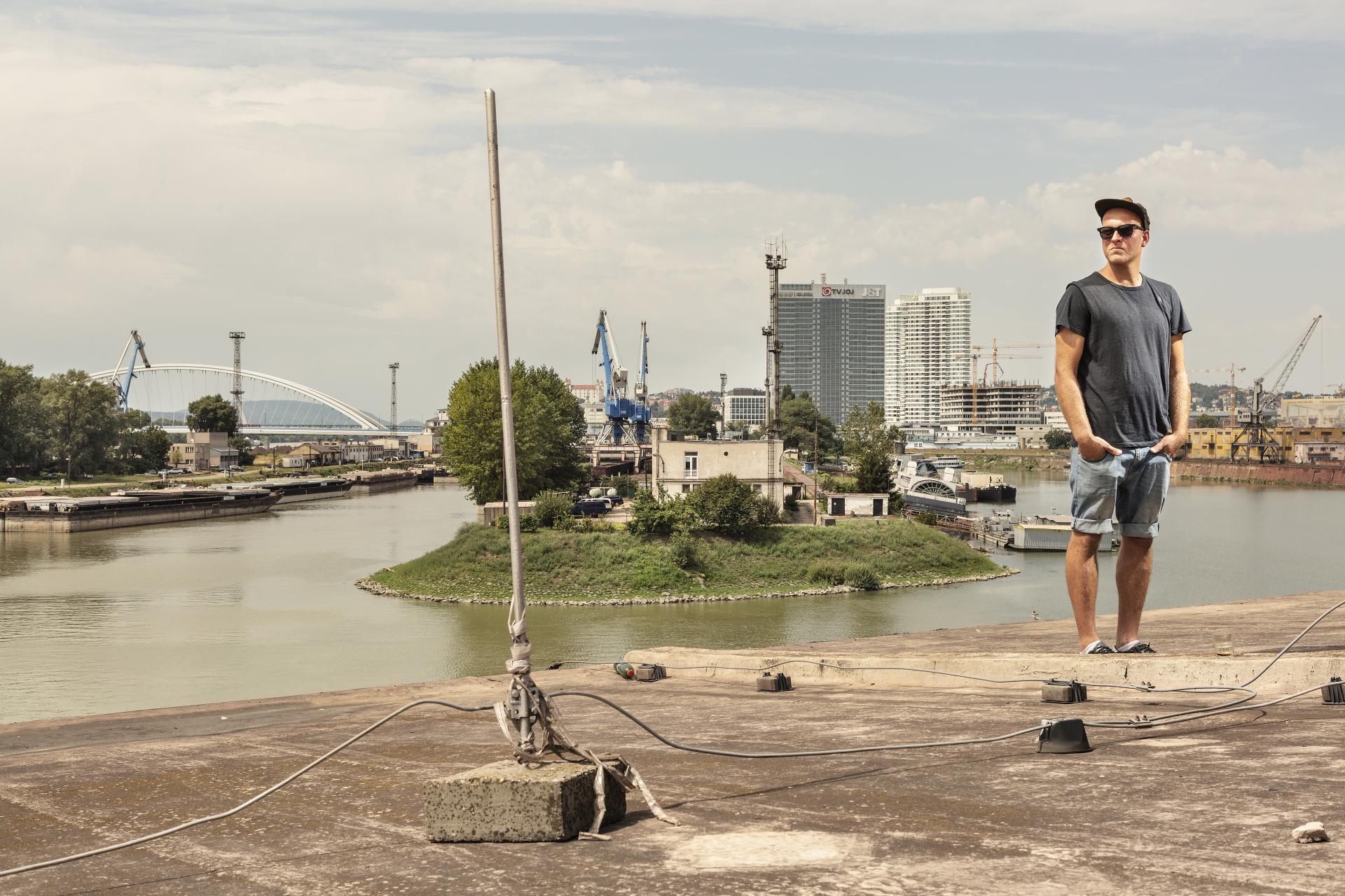 Industriálne prostredie prístavu je ideálnou kulisou pre výstavy mladých umelcov v galérii HotDock, ktorú založil Juraj Rattaj.