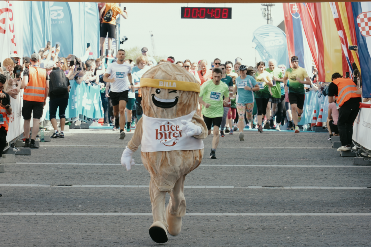 Arašid, maskot privátnej značky Nice Bites, na ČSOB Bratislava Marathone.