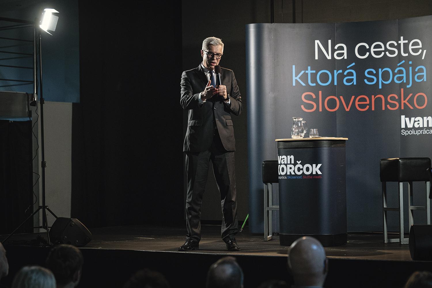 12. marec 2024, Bratislava: Občiansky kandidát na slovenského prezidenta Ivan Korčok počas diskusie s občanmi v Edison Parku.