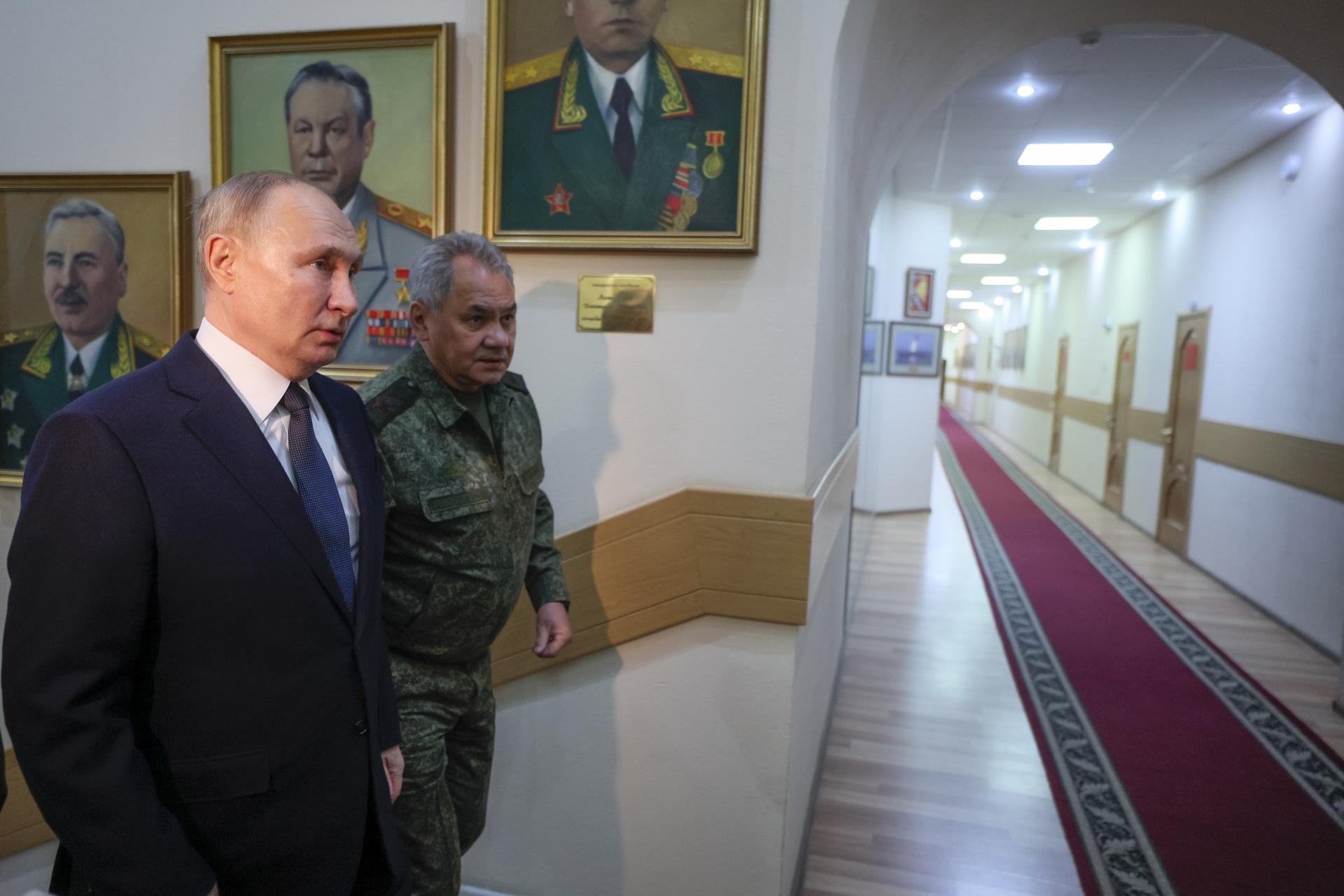 Vladimir Putin a Sergej Šojgu prichádzajú na veliteľstvo ozbrojených síl.