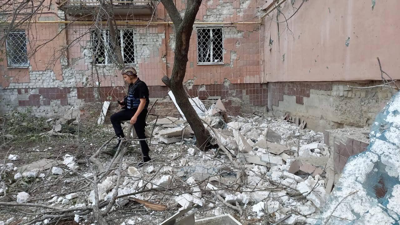 V Charkove okrem iného dnes zničil ruský útok dva obytné domy, autá a ich blízke okolie