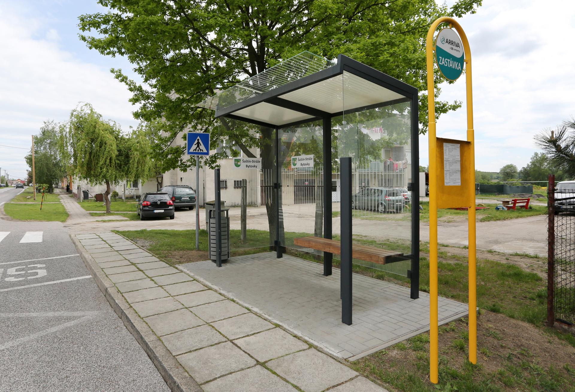 Mesto Šaštín-Stráže má vďaka grantu novú autobusovú zastávku.