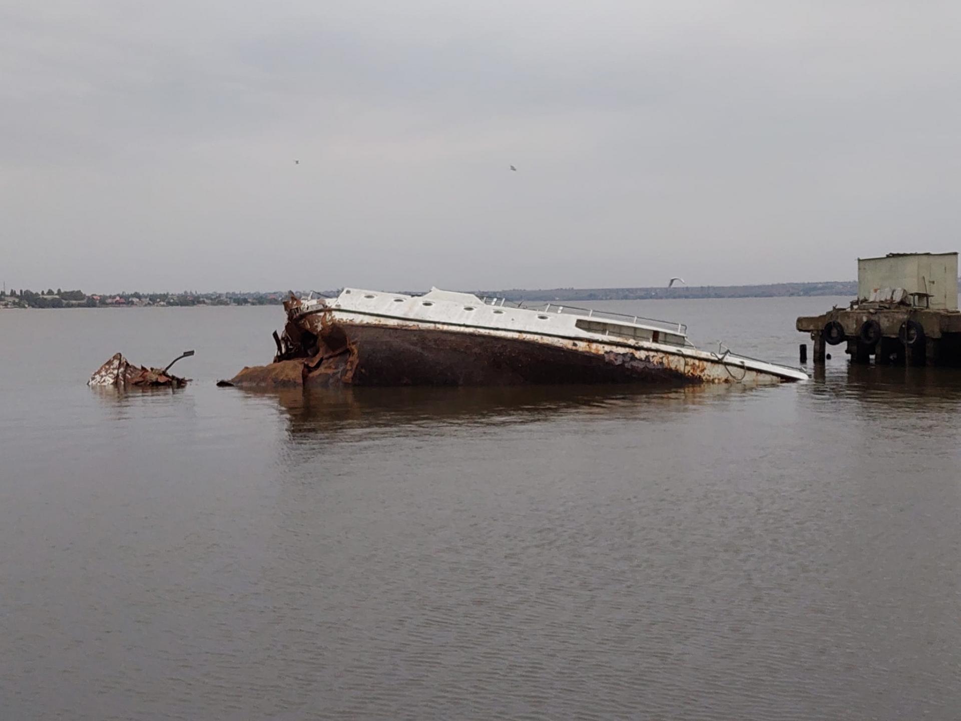 Oblasť Mykolajiv - následky bombardovania a potopená loď v prístave.