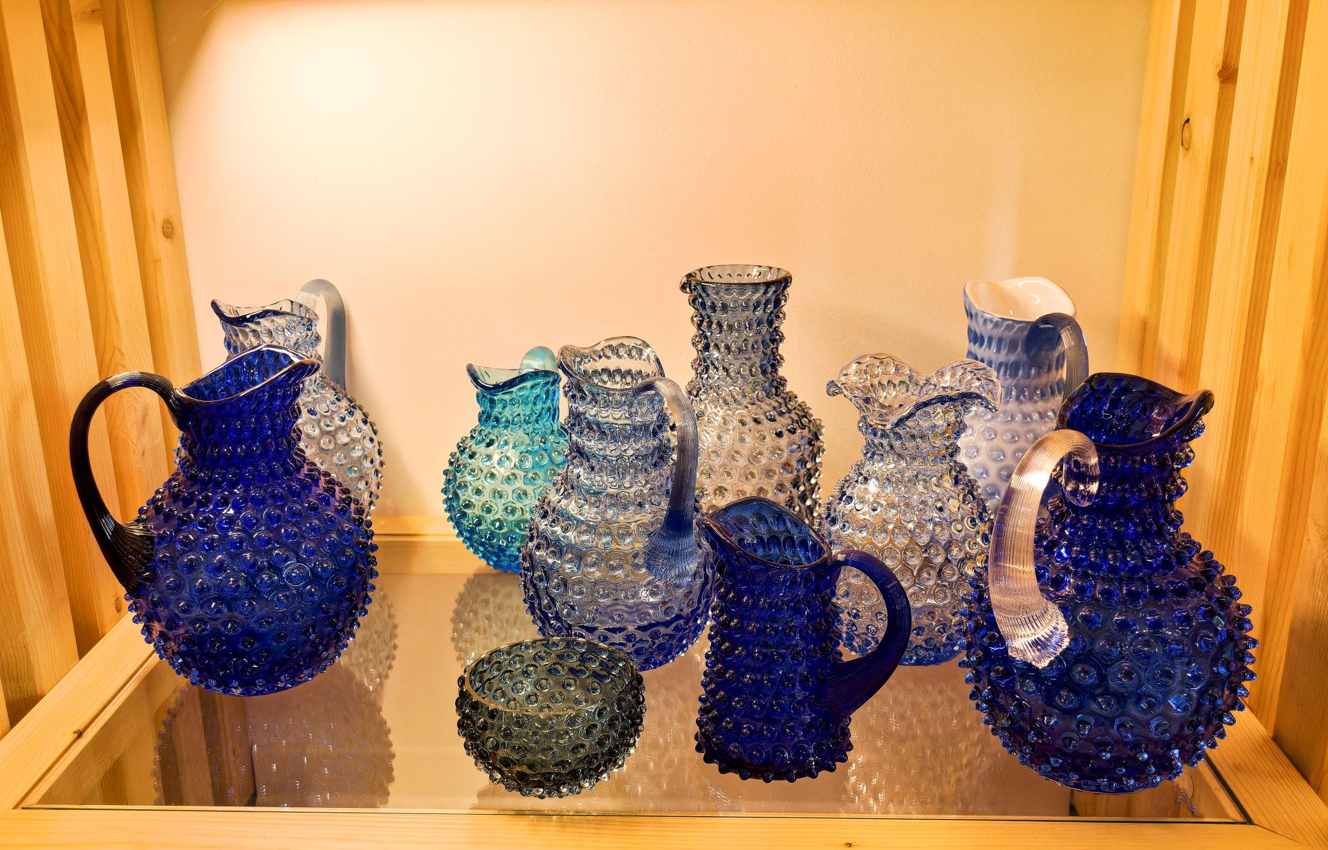 Séria Hobnail, ktorá je ikonickým produktom sklární Jílek už od 30. rokov. Dva z nej, samozrejme ružové, boli použité aj vo filme Barbie.