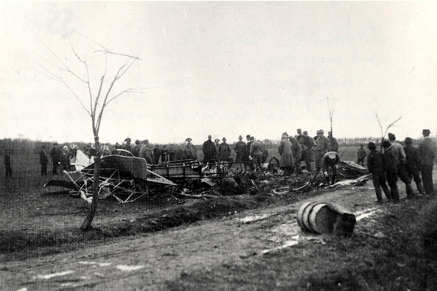 4. máj 1919 Ivánka pri Dunaji: Pohľad na trosky a prvých svedkov havárie lietadla M. R. Štefánika.